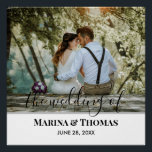 Póster Foto personalizada de casamento com caligrafia mod<br><div class="desc">O design tem um quadro retangular branco no lado inferior e textos de caligrafia modernos que podem ser personalizados de acordo com sua preferência. Substitua a foto no centro por sua própria foto de casamento. Vai fazer um adorável costume de presentes de casamento para seus hóspedes ou para seu próprio...</div>