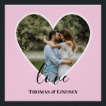 Póster Foto personalizada Foto cor-de-rosa Foto da caligr<br><div class="desc">O design tem uma estrutura cardíaca rosa-bebê no centro e textos de caligrafia moderna brancos que podem ser personalizados de acordo com sua preferência. Substitua a foto no centro por sua própria foto de casamento. Vai fazer um adorável costume de presentes de casamento para seus hóspedes ou para seu próprio...</div>