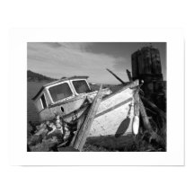 Foto preta e branca do naufrágio abandonado