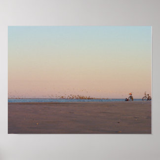 Póster Fotografia de duas bicicletas na praia.
