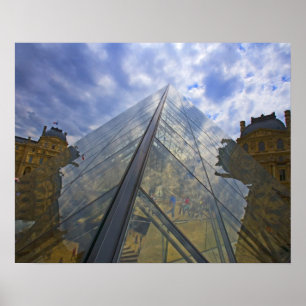 Poster França, Paris. As nuvens refletem sobre o Louvre