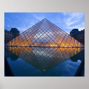 Poster França, Paris. O Louvre ao crepúsculo. Crédito