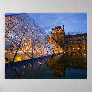 Póster França, Paris. O Louvre no crepúsculo. Crédito 3
