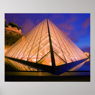 Póster França, Paris. O museu Louvre ao crepúsculo. 2