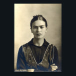 Poster Frida Kahlo Arms Crossed<br><div class="desc">Frida Kahlo de Rivera foi uma Pintor Mexicana lembrada por seus trabalhos intensos e vibrantes. Seu trabalho foi celebrado no México como emblemático da tradição nacional e indígenas, e por feministas por sua representação intransigente da experiência e forma femininas. Visite www.fridakahlo.com para obter mais informações sobre sua vida, suas obras...</div>