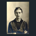 Poster Frida Kahlo Arms Crossed<br><div class="desc">Frida Kahlo de Rivera foi uma Pintor Mexicana lembrada por seus trabalhos intensos e vibrantes. Seu trabalho foi celebrado no México como emblemático da tradição nacional e indígenas, e por feministas por sua representação intransigente da experiência e forma femininas. Visite www.fridakahlo.com para obter mais informações sobre sua vida, suas obras...</div>