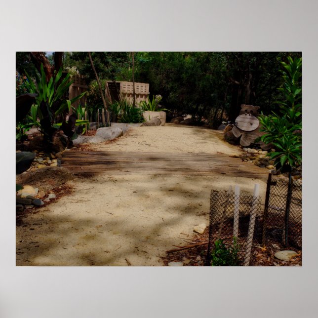 Poster Garden Pathway Wooden Bridge Lush Greenery (Frente)