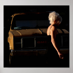 Poster Garota Andando Por Caminhão Antigo do GMC