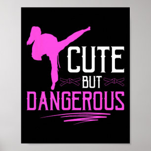 Poster Garota do Karate Fofa Mas Perigosa Artes Marciais 