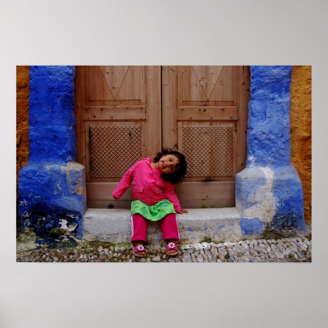 Poster Garota Feliz Entre Pilares Azuis (Frente)