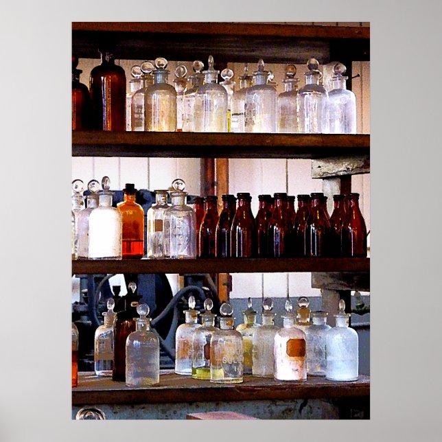 Poster Garrafas de produtos químicos em prateleiras (Frente)