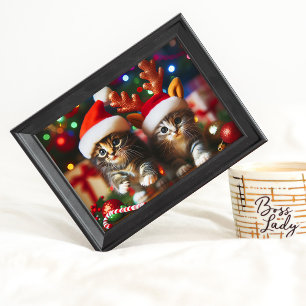 Poster Gatinhos bonitos com Papai Noel e chapéus de rena