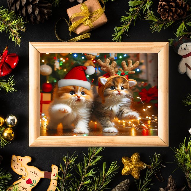 Poster Gatinhos bonitos com Papai Noel e chapéus de rena  (Criador carregado)