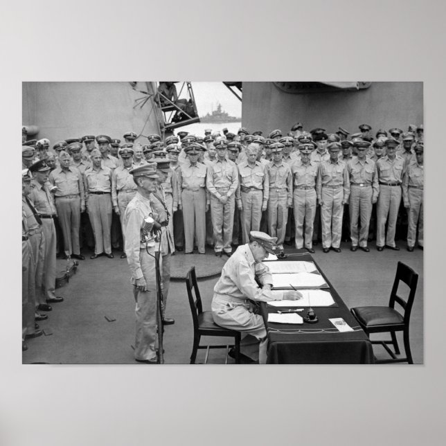 Póster General MacArthur Assinando A Renúncia Japonesa (Frente)