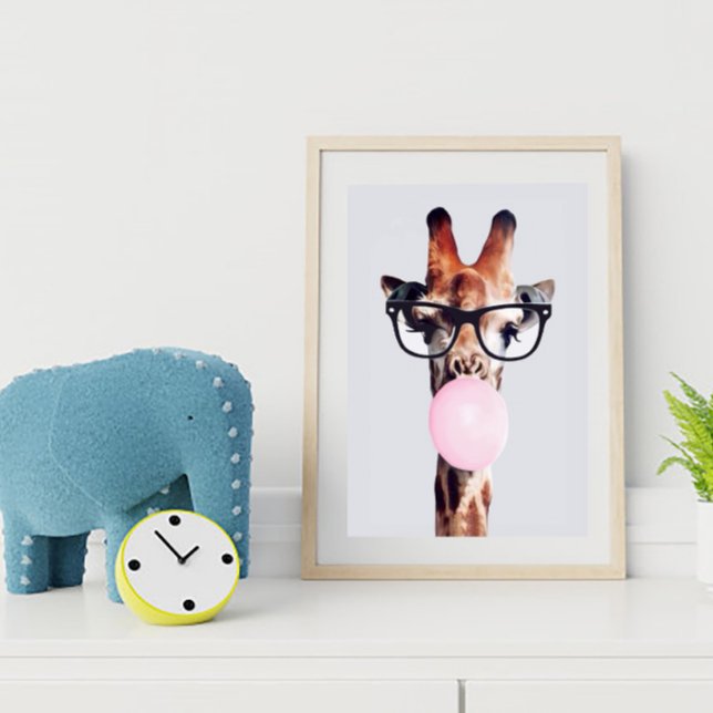 POSTER GIRAFA USANDO ÓCULOS SOPRANDO UM BALÃO DE CHICLETE (Criador carregado)