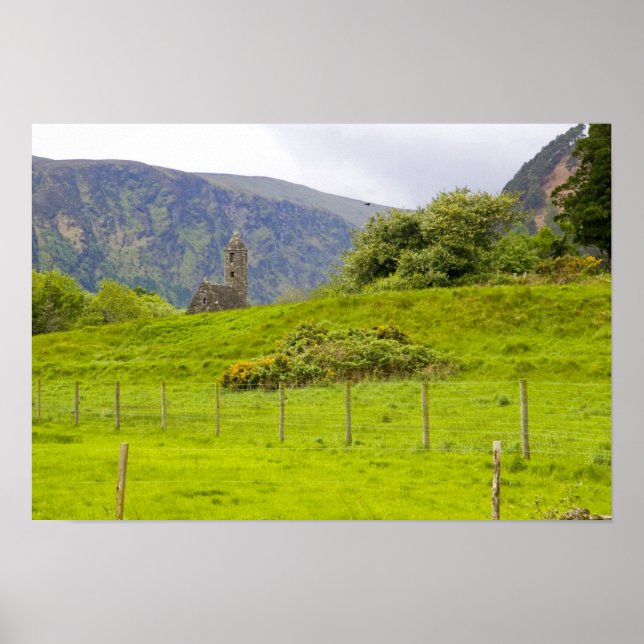 Poster Glendalough, Irlanda. Glendalough é um dos (Frente)