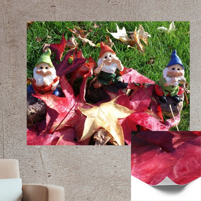 Poster Gnomos do Jardim das Folhas Vermelhas de Queda de  (Garden Gnomes in the Yard Fall Red Brown Leaves Poster)