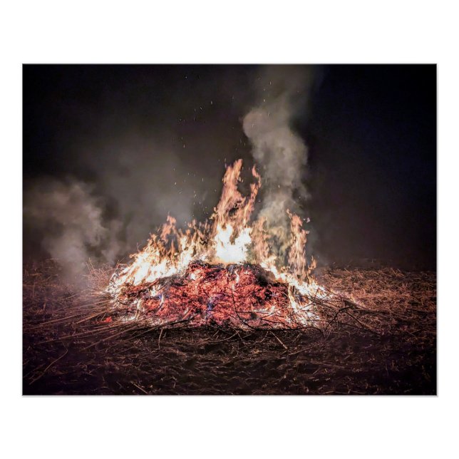 Póster Grande fogueira queimando à noite com chamas altas (Frente)