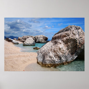 Póster Grandes rochas na praia de Cala Mariolu na Sardenh