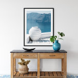Poster Grécia Santorini - Paisagem e Vase<br><div class="desc">Grécia Santorini Landscape e Vase Poster. Esta bela poster de praia azul e branca é excelente de criar uma decoração de verão em sua casa ou escritório.</div>
