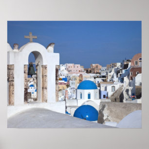 Póster Grécia, Santorini. Torre sineira e cúpulas azuis d