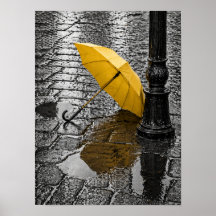 Guarda-chuva Amarelo Aberto na Rua de Paralelepípe