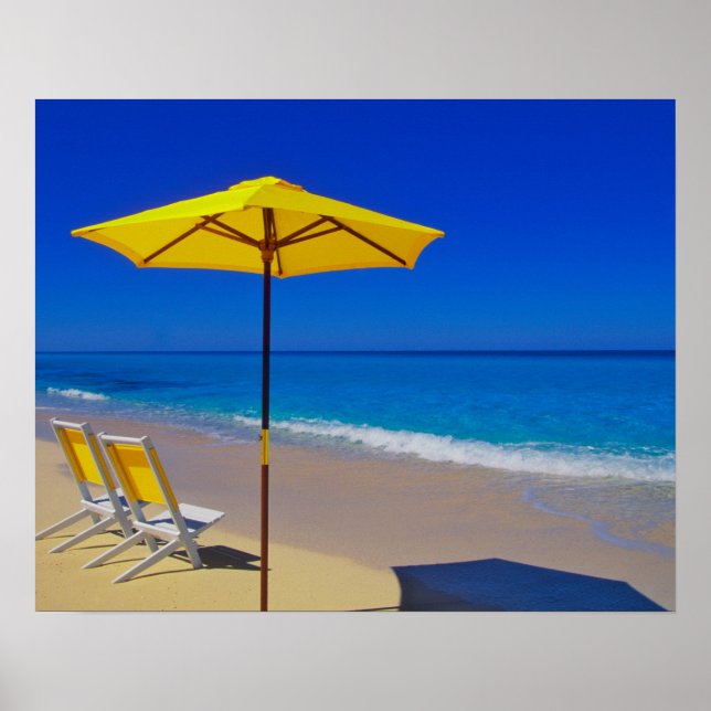 Póster Guarda-chuva amarelo da praia e cadeiras em prísti (Frente)