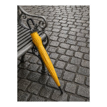 Guarda-chuva Amarelo Fechado ao Lado do Banco do P