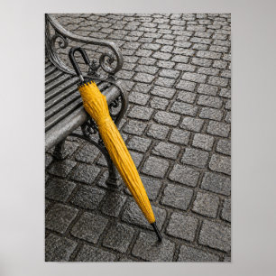 Poster Guarda-chuva Amarelo Fechado ao Lado do Banco do P