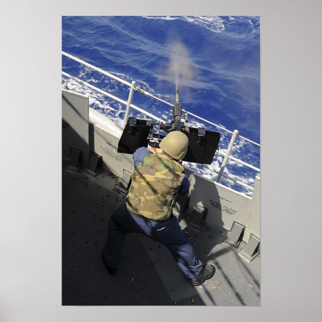 Poster Gunners Mate disparando uma metralhadora calibre 5 (Frente)