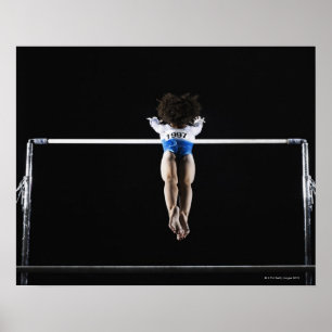 Póster Gymnast (9-10) que alcança para bares desiguais