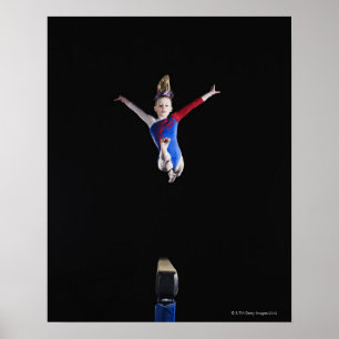 Póster Gymnast (9-10) que pula no feixe de equilíbrio