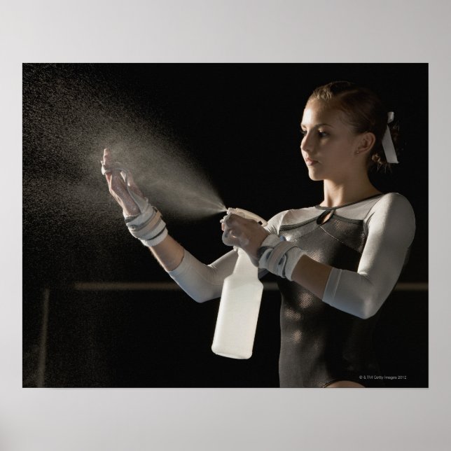 Póster Gymnast pulverizando água em mãos (Frente)