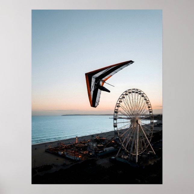 Poster Hang Glider Soaring Over Coastal Ferris Wheel  (Frente)