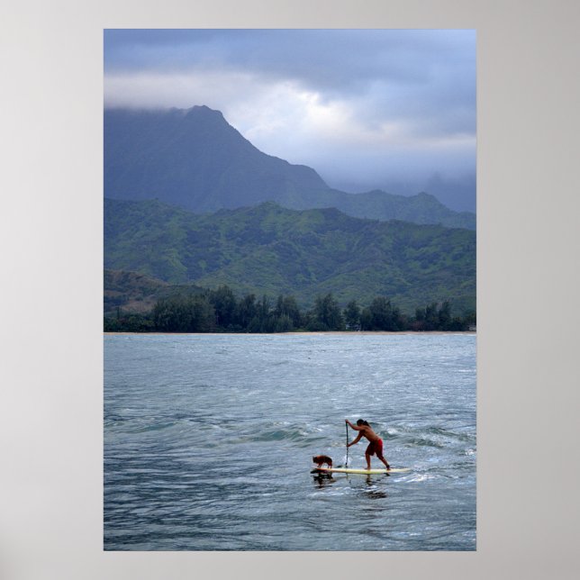 Poster Homem e Cachorro em Paddleboard na Baía de Hanalei (Frente)