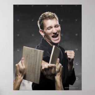 Póster homem em um karatê negro que pratica artes marciai