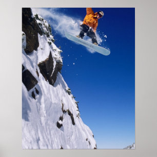 Póster Homem em uma prancha de snowboard saltando de uma 