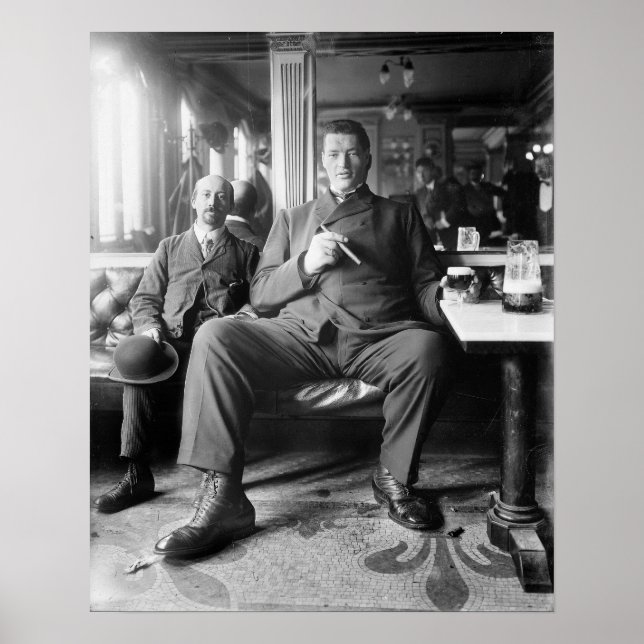 Póster Homem Gigante Bebendo Cerveja, 1910. Vintage Photo (Frente)