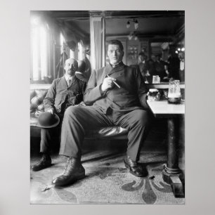 Póster Homem gigante que bebe uma cerveja, 1910. Foto do