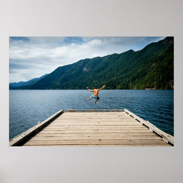 Poster Homem saltando perto do mar (Frente)