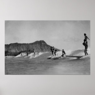 Póster Honolulu, Havaí - surfistas fora da praia de