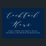 Poster Hora de Casamento do Cocktail de Script Minimalist<br><div class="desc">Avise aos hóspedes que o bar é um bar aberto com este aviso de hora personalizável. Ele apresenta uma escrita minimalista e uma simples tipografia com fundo azul marinho. Personalize este sinal de bar azul marinho aberto, adicionando a sua própria redação. Este sinal de hora-coquetel é perfeito para casamentos, chás...</div>