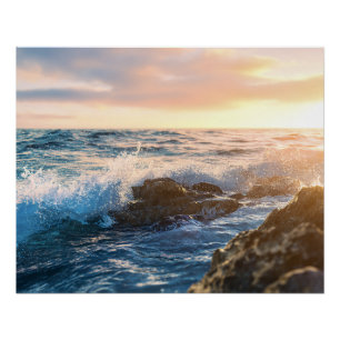Póster Hora Dourada Ondas do Oceano Batendo nas Rochas Pô