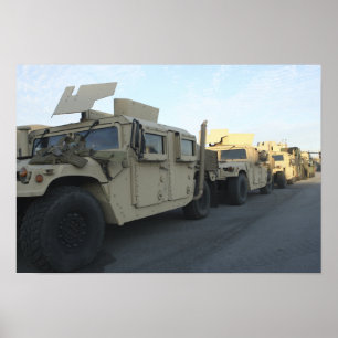 Póster Humvees sentam-se no píer da cidade de Morehead