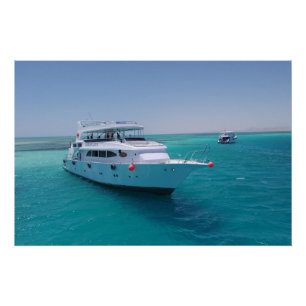 Póster Iate branco-neve perto da Ilha Branca no Mar Verme