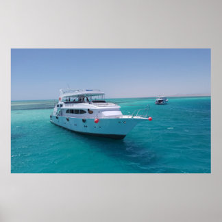 Poster Iate branco-neve perto da Ilha Branca no Mar Verme