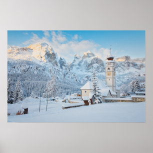 Poster Igreja coberta de neve com fundo de montanha