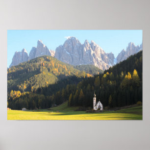 Póster Igreja com fundo da montanha das dolomites