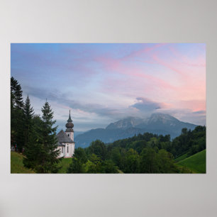 Poster Igreja com montanhas alpinas no pôr do sol