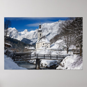 Poster Igreja na neve com montanhas alpes